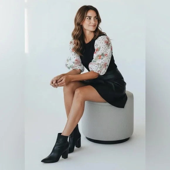 Elegant Black Gracia Top with Puffy Lace Floral Sleeves